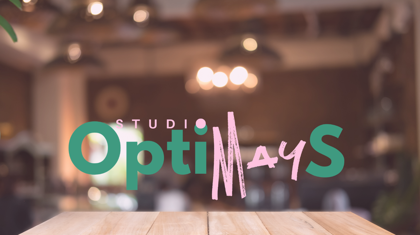 Studio OptiMayS Hero-Bild mit Logo auf warmem Restaurant-Ambiente
